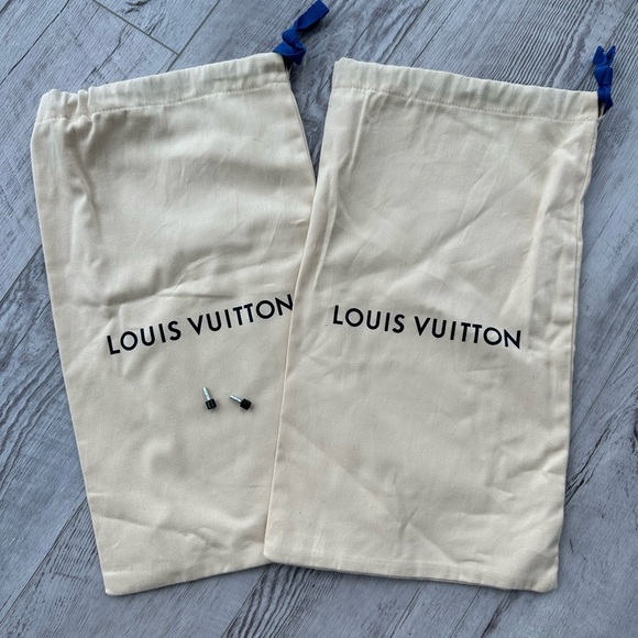 TOM FORD d’Orsay Pump with Gold Engraved Ankle Chains - Picture 5 of 16